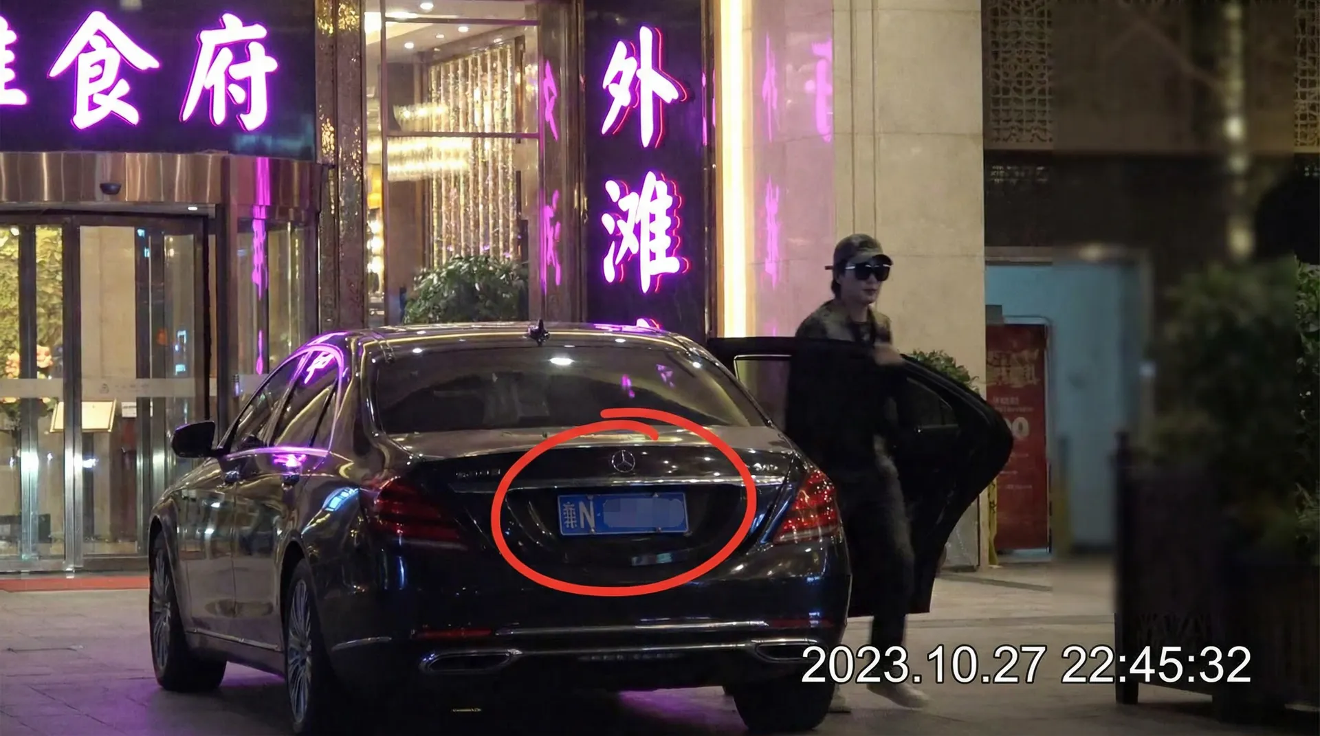 必威体育网址 - 豪车餐厅外偷拍